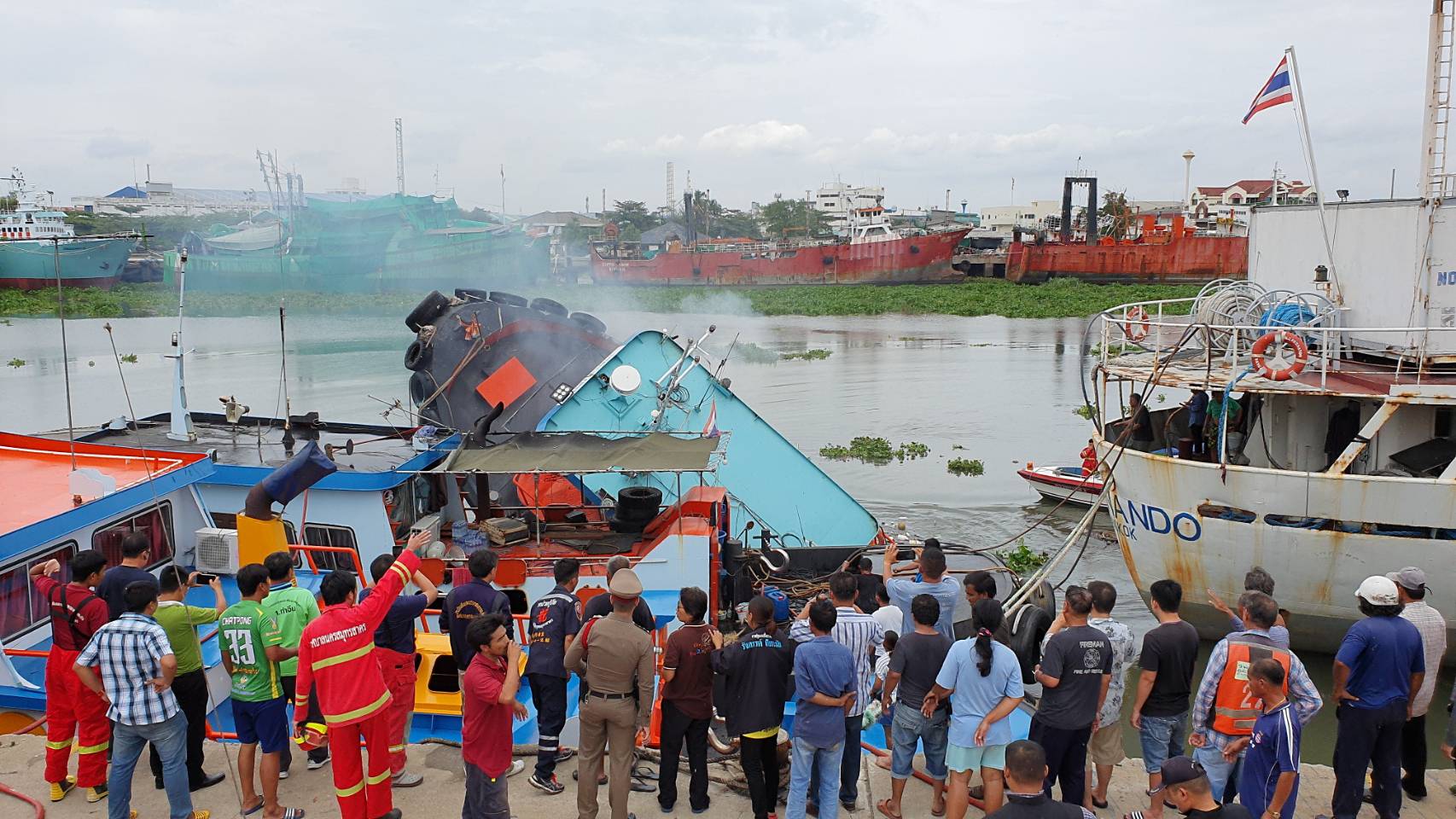 เกิดเหตุอุปกรณ์ในเรือลากจูงระเบิดขณะจอดรอเรือแม่ จนไฟลุกท่วมก่อนจะจมลงก้นแม่น้ำท่าจีน ต่อหน้าคนนับร้อย